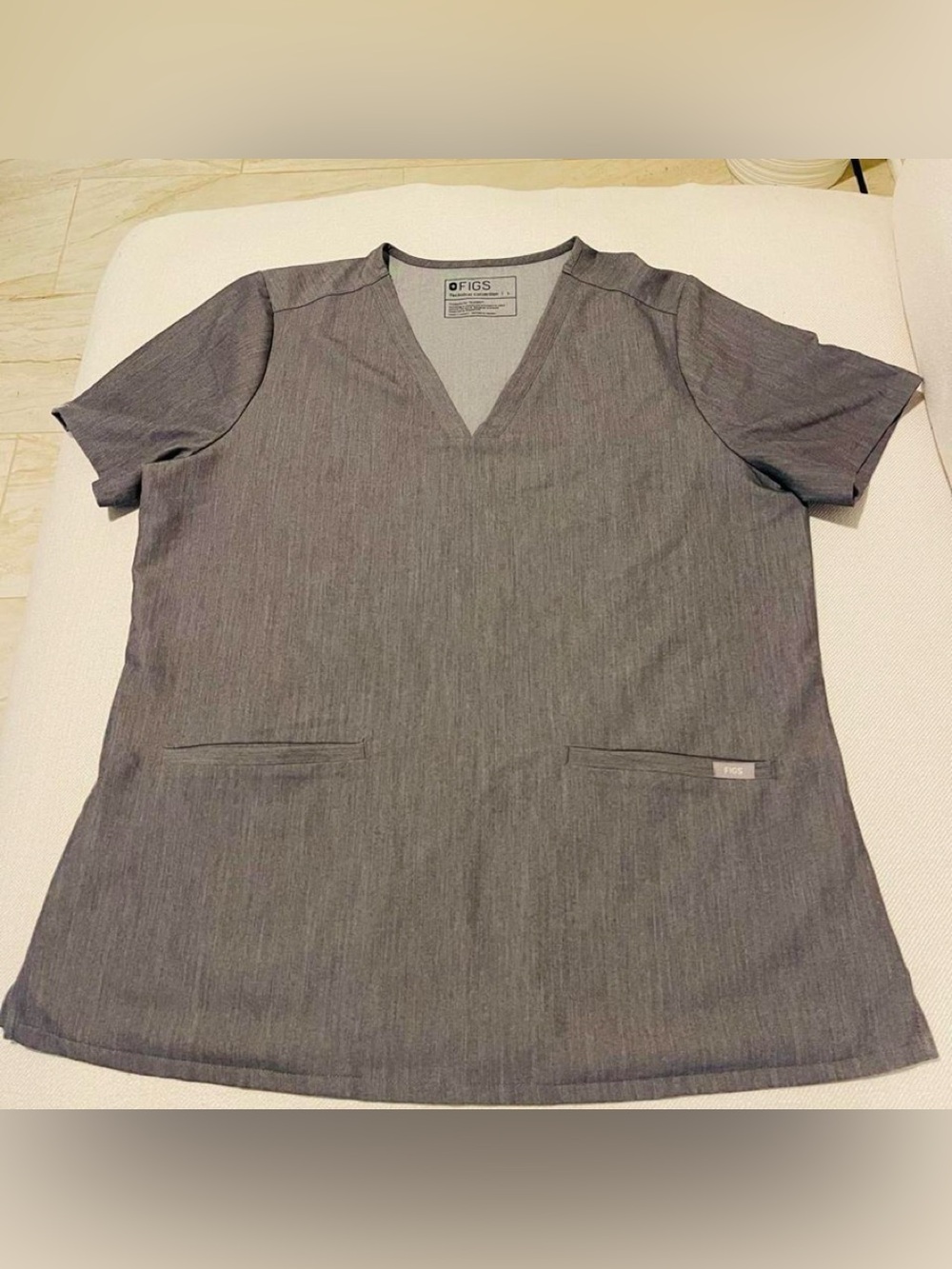 Women’s FIGS Casma Two Pocket Graphite Gray Scrub Top Size Large